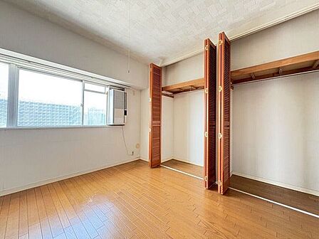 洋室を別角度から♪明るくて気持ちよく過ごせそうです♪マンションでこの明るさは嬉しいですね♪