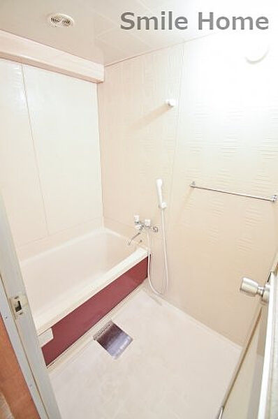 画像5:ちょうどいいサイズのお風呂です。お掃除も楽にできますよ。
