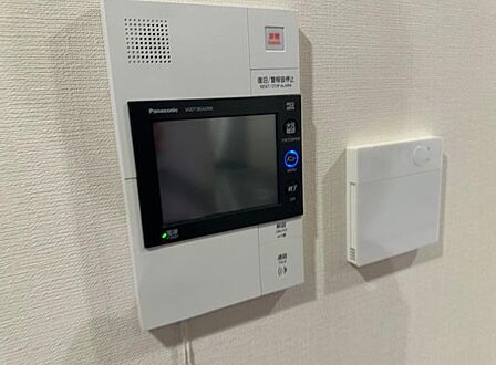 来訪者の様子を室内TVモニターでチェック。お子様が留守番するときも安心。不在時の来訪者を録画でき、犯罪抑止効果も期待できます。
