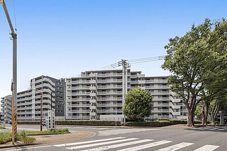 街の景観に溶け込みながら存在感のある洗練されたデザインです。