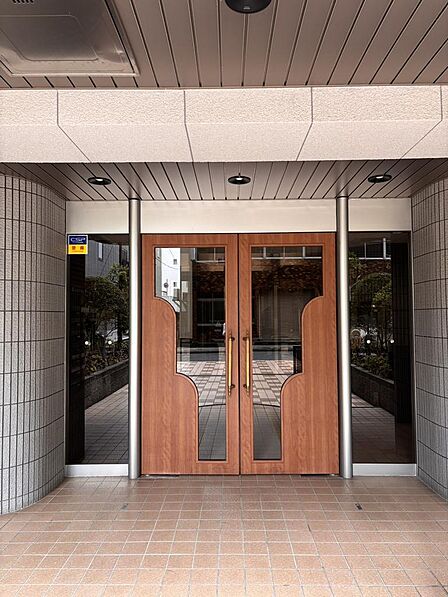 オートロックシステムに対応した安心のエントランス扉。スタイリッシュな見た目だけでなく、不審者の侵入を防ぐ高い防犯性を備えており、日々の安全な暮らしをしっかりとサポートします。