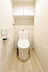 トイレ：毎日使う場所だからこそ、清潔感と快適性にこだわった気品あるトイレ空間。明るく落ち着いた雰囲気の中で、日々の暮らしに心地よいゆとりとホッとする癒しのひとときをもたらしてくれます。