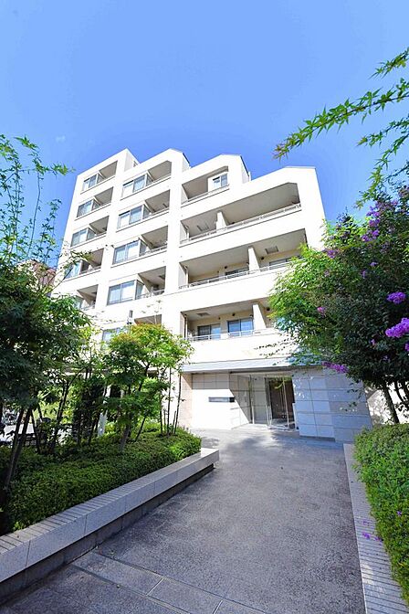 【外観】忙しく過ぎゆく日常を置き去るほど、ゆったりした時間が流れる住環境。『快適』は「家」と「街」と「環境」が調和した時に訪れるのだと改めて感じさせてくれます。