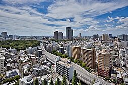 【住戸からの眺望写真】豊かな緑と都会的な街並みが融合する、開放感あふれる眺望を楽しめます。※眺望は将来にわたって保証するものではありません。