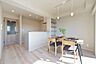リビング/ダイニング：【LDK(約14.5帖)】フローリングや建具の木目が、空間にやわらかな印象を添えます。棚付きの収納スペースにはお気に入りの雑貨や、ご家族の写真を飾って楽しめます。