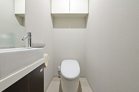 【トイレ】トイレ内に手洗い器を設置しているので、使用後すぐに手が洗えて衛生的です。