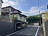 外観：【前面道路を含む現地写真】お好きなハウスメーカーや工務店で建築できます。広々としたLDKや豊富な収納スペースなど、ご家族の希望に沿った住まいが実現可能です。