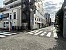 外観：みなとみらい線「元町・中華街」駅までバス乗車、バス停「小港」停まで徒歩約6分の立地。