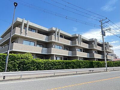 外観:【現地外観写真】江ノ島電鉄「由比ヶ浜」駅まで徒歩5分の立地。複数沿線利用可能な「鎌倉」駅まで平坦徒歩18分と通勤・通学にも便利です。 外観:【現地外観写真】江ノ島電鉄「由比ヶ浜」駅まで徒歩5分の立地。複数沿線利用可能な「鎌倉」駅まで平坦徒歩18分と通勤・通学にも便利です。