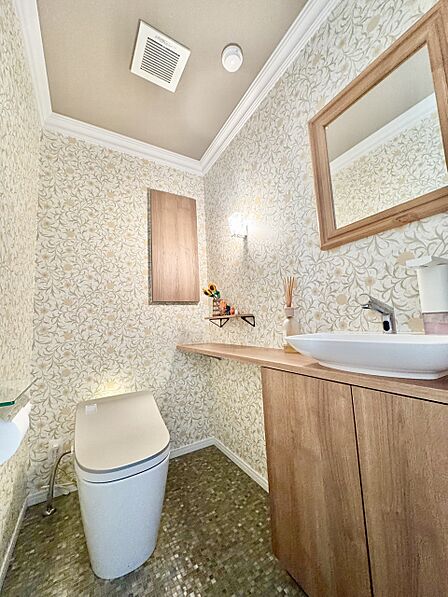 【トイレ】温水洗浄便座付きのトイレです。スマートな印象のタンクレストイレを採用。扉付きの収納や独立手洗い場を設置。