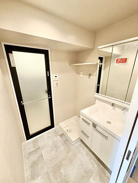 【洗面室】身支度に便利な3面鏡付きの洗面化粧台。鏡の裏、ボウル下に収納が設けられ、ドライヤーや化粧品、リネン類が片付きます。