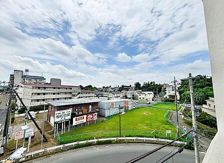 【住戸からの眺望写真】地上6階建の4階部分に位置します。晴れた日には青空が望めそうです。※眺望は将来に渡って保証するものではありません。
