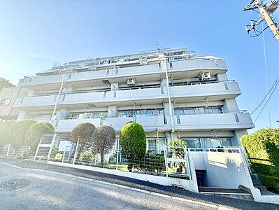 外観：【現地外観】総戸数28戸、鉄筋コンクリート造6階建の2階に位置しています。2026年9月、水回り設備交換、クロス・フローリング張替などの内装リフォーム完了済みです。ペットの飼育が可能(飼育細則有)。