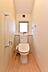 トイレ：2階のトイレです。毎日清潔にご使用いただける温水洗浄便座付き。窓があるので、自然換気もできます。各階にトイレがあるので朝の忙しい時間や来客時にも重宝します。