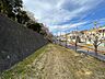 その他：通路部分。前面道路は片側2車線ずつの道路に面しております。緑豊かな環境ながら町田方面にも多摩方面にも行きやすい立地です。