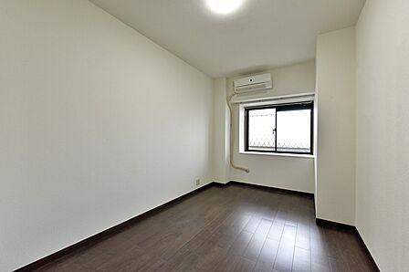 【洋室/約6.8帖】腰高窓が採用されているため、ベッドや棚などの家具を配置しやすいです。WICが設けられており、衣類や生活雑貨をまとめて収納できます。