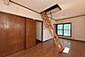 洋室：【洋室/約9.0帖】屋根裏収納付きです。使用しない時は、梯子は折り畳んで収納できます。2階には廊下から出入りできる約3.0帖の納戸もあります。