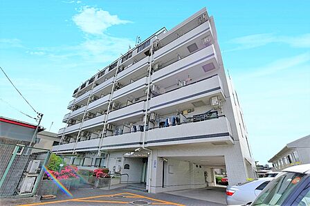 【現地外観写真】スーパーまで徒歩5分、コンビニまで徒歩2分。日頃のお買い物に利用しやすい施設が身近に揃っています。
