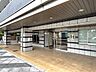 エントランス：【エントランス】総戸数49戸のマンション。管理形態は日勤。共用部は綺麗に保たれています。引き渡し時期はご相談ください。