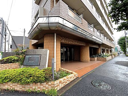 【外観写真】最寄り駅までフラットなアプローチで、歩きやすい立地です。現況空室につき、ゆったりとご内覧可能。引渡し時期など、お気軽にご相談ください。