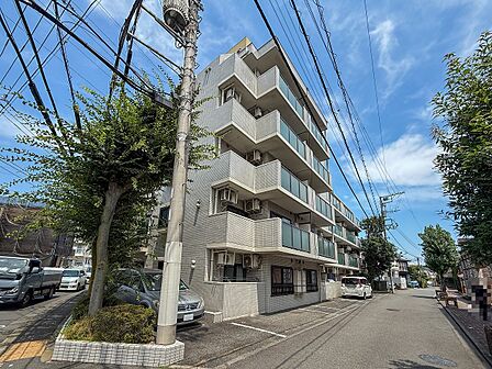 【クリオ中央林間壱番館】RC造5階建てマンション、2階部分の角住戸です。始発駅である東急田園都市線「中央林間」駅まで徒歩10分。2沿線利用可能で、通勤・通学に便利な立地です。