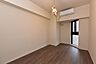 洋室：【洋室/約6.2帖】独立したお部屋で、洋室の中で最も広いため、主寝室におすすめです。収納付きです。※家具消しの修正をしています。