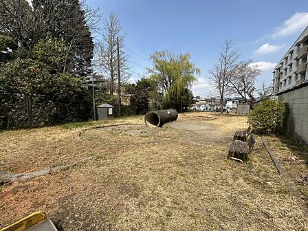 【公園】公園の周囲には植栽が施されています。ベンチが設置されており、季節の移ろいを感じながらゆっくりとお過ごしいただけます。