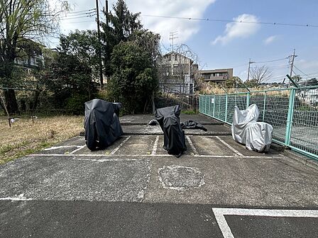 【バイク置場】敷地内に設けられたバイク置場の様子です。現在の空き状況や料金など、詳細についてはお気軽にお問い合わせください。
