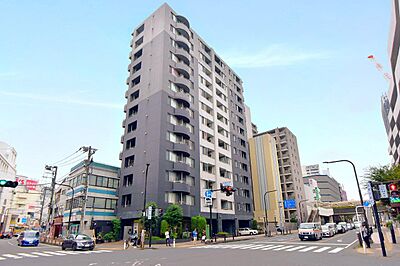 外観：平成20年8月築、総戸数50戸のマンションです。地上13階建ての13階部分のお部屋をご紹介いたします。