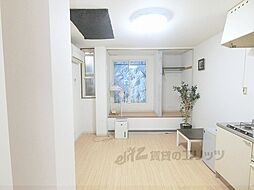 JR山陰本線 円町駅 バス7分 等持院南町下車 徒歩1分の賃貸アパート 1階ワンルームのリビング/ダイニング