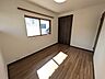 子供部屋：2階6帖洋室です！フローリング上張り、クロス全面貼替済みです！