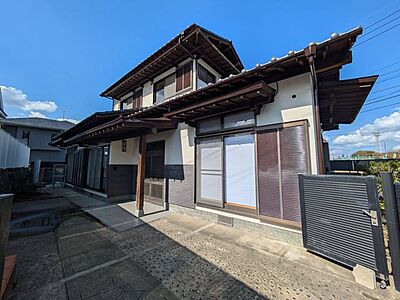 外観：外壁塗装済み！屋根は耐久性の高い陶器瓦です！趣があり、重厚感がある建物になります。