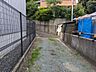 外観：公道（県道）に接続する敷地です。