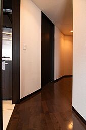 リビング側から見た室内廊下。左手前の扉からキッチンへとアクセス可能です。室内（2025年6月）撮影
