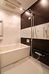 落ち着いた色調でまとめられた浴室。ゆったりとした浴槽と清掃しやすい設備が、毎日の入浴時間を快適で心安らぐひとときにしてくれます。室内（2025年11月）撮影