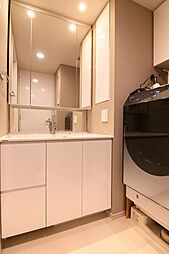 三面鏡収納付きの洗面台を備えた洗面室。身支度や家事動線にも配慮され、朝の準備から夜のリラックスタイムまで使いやすい空間です。室内（2025年11月）撮影