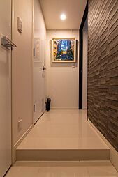 奥行きのある玄関ホール。ゆとりある動線で、来客時もすっきりとした印象を保てます。室内（2025年11月）撮影