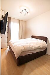 ベッドをゆったり配置できる居室。朝はやさしい陽光に包まれ、心地よい一日をスタートできます。室内（2026年7月）撮影