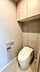トイレ：上部収納を備えたすっきりとしたトイレ空間。必要な物をコンパクトに収められ、日々の使い勝手にも配慮されています。室内（2026年9月）撮影