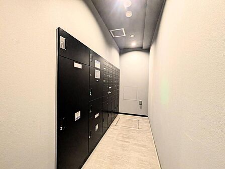 スタイリッシュな黒で統一された宅配ボックス。不在時の荷物受け取りも楽々です。