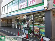 ファミリーマート 徒歩3分。コンビニ 210m