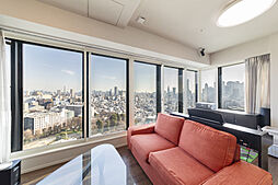 都心の杜にそびえる免震タワー】四季折々の緑に囲まれた、総戸数612戸のランドマーク。空に映えるスタイリッシュな外観と、御影石が彩る上質な室内が調和します。山手線内側の利便と安らぎを、この場所で。