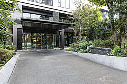 【山手線内側の杜に住まう】広大な緑に抱かれた免震タワー。ホテルライクなロビーが迎える邸宅は、御影石天板のキッチンやタイル貼りの廊下など贅を尽くした仕様。陽光溢れるリビングで都心の洗練を享受する生活を。