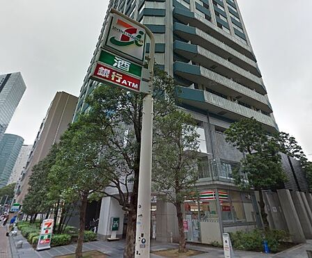 デザートなどのオリジナル商品が人気のコンビニ。24時間営業で生活用品から食材、お弁当となんでも揃います。