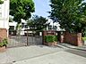 周辺：大きなプラタナスの木が学校のシンボルです。部活動は、運動部と文化部の合計14部あります。