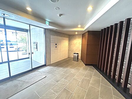 【エントランス】不在時でも荷物を受け取れる宅配ボックスを完備。忙しい日々をスマートにサポートします。