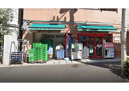 冷凍食品などで他店より安い商品もあります。店内はシンプルな作りで、良質の食品が揃ってます。