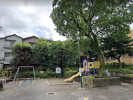 町会行事等に使える「広場のエリア」があり、「遊びのエリア」ではコンビネーション遊具や砂場が人気です。