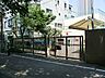 周辺：渋谷区の幼保一元化施設。4・5歳児の「幼稚園」として預かり保育・給食を実施し、幼稚園の2階のスペースを活用して、1～3歳児の保育を行います。