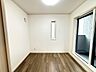 洋室：2か所のバルコニーを備えたゆとりある住空間♪